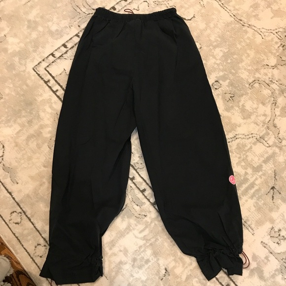 Nike Black Ankle Cropped Pants with Elastic Cuffs - Picture 3 of 6